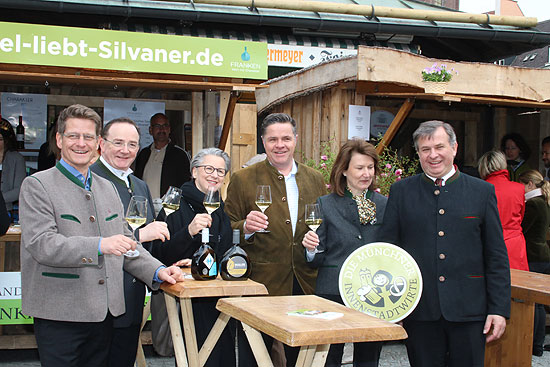 Die Münchner Innenstadtwirte sind am Freitag und Samstag mit einem eigenen Stand auf dem Viktualienmarkt präsent(©Foto. Martin Schmitz)